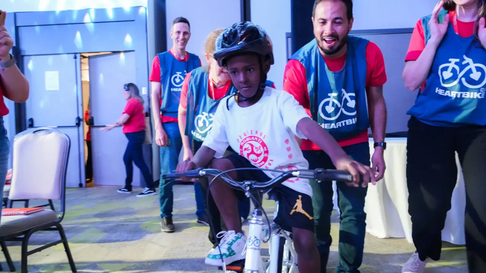 Crianças recebendo bicicletas Heartbike