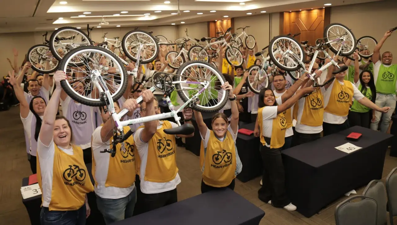 Equipe montando bicicletas Heartbike
